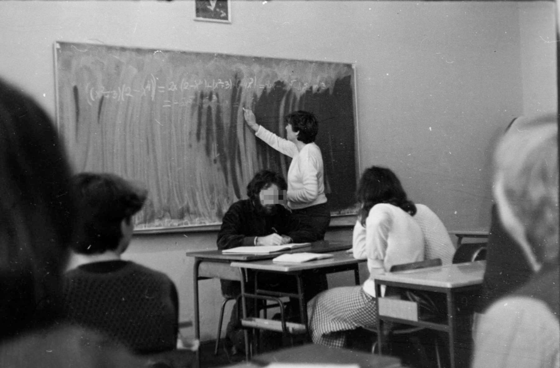 У учионици нема славине, па редар иде до вецеа да кваси сунђер, никад довољно често.